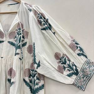 Robe tunique mini formelle en coton écologique faite à la main avec imprimé floral à la main, col en V, manches 3/4, ourlet à volants en dentelle, lavable, naturelle - Product Image 2