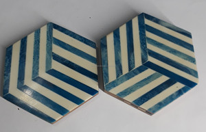 Ensemble de sous-verres en résine écologique avec verre incrusté et bois Modèle unique de peinture ronde de style amour pour les cadeaux d'affaires et d'artisanat - Product Image 2