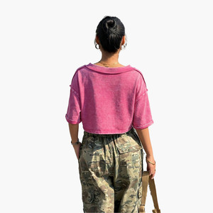 Chemise femme vintage en jersey de coton à col en V court, effet délavé rose, inspirée du style délavé à l'acide, polyvalente, avec poche poitrine brodée sur mesure - Product Image 2
