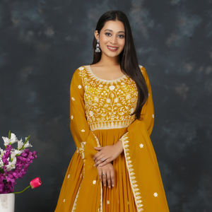 Elegante Vestido Bordado en Chiffon con Corte Fluido, Detalle Intrincado en el Escote y Drapeado Coordinado - Product Image 5