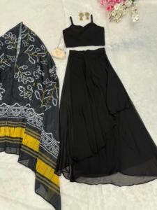 Blouse Indo-Occidentale de Soirée de Créateur en Georgette avec Broderie Kodi et Jupe Drapée en Georgette avec Shrug à Carreaux Kota - Product Image 4