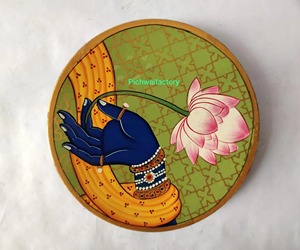 Assiette de service en bois faite à la main avec motif double poisson gravé, plat décoratif en bois parfait pour servir du café, du thé ou des petits-déjeuners - Product Image 2