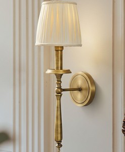 โคมไฟติดผนังโลหะแบบดั้งเดิมพร้อมโป๊ะผ้า สำหรับตกแต่งภายใน - Product Image 1