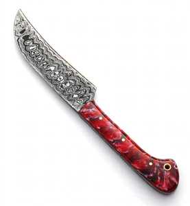 Couteau utilitaire à lame fixe en acier Damas fait main avec manche en résine rouge cramoisi à motifs tourbillonnants - Product Image 4