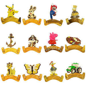 Plaques en bois décoratives pour Noël et souvenirs, à suspendre à la porte, avec nom de personnage de dessin animé pour enfants, design vintage, fabriquées en usine au Vietnam. - Product Image 1