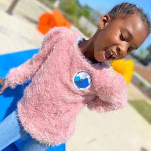 Suéter Peludo JJoa para Niña Pequeña con Coletero, Suéter Rosa Suave con Parche Bordado para Niñas Pequeñas, Ropa Casual - Product Image 4