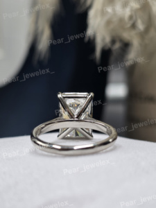Bague de fiançailles en argent 925 avec moissanite taille radiant VVS, sertie à griffes, bijoux fins classiques pour femme - Product Image 6