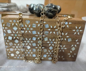 Bolso de mano de resina de lujo hecho de madera natural con adornos florales de nácar - Product Image 5