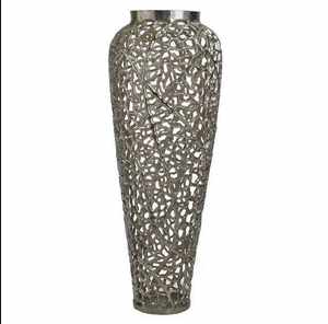 Elegante Jarrón Hecho a Mano de Aluminio y Hierro Chapado en Oro con Diseño Artístico y Superficie Pulida para Decoración de Mesa Premium - Product Image 4