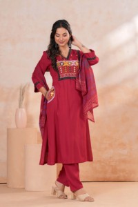 ชุดกางเกงคุร์ตะปักลายสีน้ำตาลแดงสำหรับผู้หญิงพร้อมผ้าคลุมไหล่ |   ชุดผ้าฝ้ายสไตล์ชาติพันธุ์สำหรับสุภาพสตรี |   ชุดสำหรับงานเทศกาลและชุดลำลอง - Product Image 3