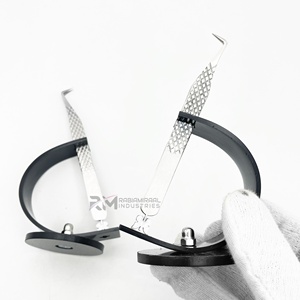 Pince à cils RMI 90 degrés à pointe mate, design Butterfly Bottom, pour volume et pointe diamant / Support de pince à cils individuelle - Product Image 3