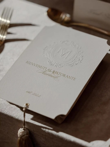 Étiquettes suspendues personnalisées en papier coton pour mariage, avec monogramme et pompon, imprimées en sérigraphie, rectangulaires, pour nommer les tables d'événements - Product Image 3