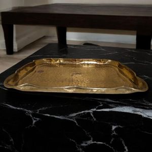 Plateau de service moderne en laiton avec finition lisse, élégant plateau en métal pour table basse, repas et hôtellerie - Product Image 1