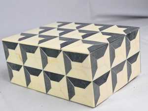 Boîte à bijoux artisanale moderne avec incrustations imprimées, forme rectangulaire, motif floral, noir et blanc, en os, avec couvercle et fermeture pour rangement - Product Image 3