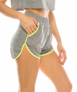 Shorts de sport décontractés pour femmes, taille haute, respirants, en polyester et élasthanne, pour le fitness et le yoga, à rayures fines, vente en gros - Product Image 4