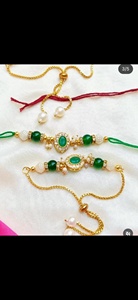 Conjunto de Rakhi y Pulsera de Diseño con Piedra Verde Esmeralda, Joyería Tradicional Hecha a Mano con Baño de Oro, Conjunto de Rakhi para Bhaiya y Bhabhi - Product Image 2