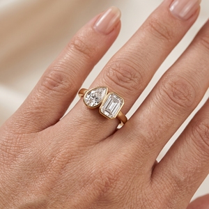 Juego de bisel de oro macizo de 14K Toi et Moi, anillo de diamante cultivado en laboratorio, pera certificada por IGI y corte de Esmeralda, joyería de compromiso de dos piedras - Product Image 1