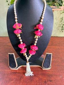 Mala devocional artesanal de elegancia floral con rosas rosas y perlas, exquisito mala artesanal con rosas de seda rosa intenso y borla de semillas blancas. - Product Image 2