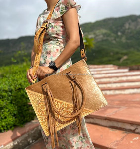 Nouveaux sacs fourre-tout en cuir de fourrure de vachette à imprimé floral usiné à la main véritable sac de soirée élégant occidental et embrayage outillé ensembles combinés uniques - Product Image 3