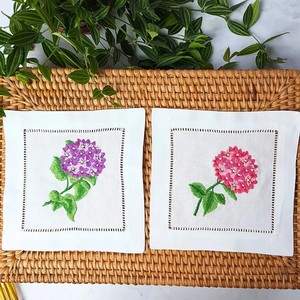 ผ้าเช็ดปากค็อกเทลลายดอกไฮเดรนเยียหลากสี ขนาด 6x6 นิ้ว แบบเย็บริม ทนทาน ใช้ซ้ำได้ เหมาะสำหรับใช้บนเครื่องบิน ผลิตจากผ้าลินิน 100% สำหรับใช้ในบ้าน รับผลิตตามสั่งขายส่ง - Product Image 5