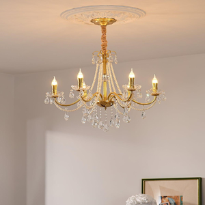 Elegante candelabro dorado de cinco brazos envuelto en delicadas hebras de cuentas de vidrio colgantes, disponible a precios de mayorista. - Product Image 1