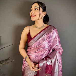 Sari de Seda Kanjivaram Hecho a Mano por Diseñadores con Pallu Rico en Zari Plateado y Tejido Tradicional - Product Image 1