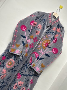 เสื้อแจ็คเก็ตผ้าฝ้ายกำมะหยี่ปักลายดอกไม้ แขนยาว คอทรงโอ เป็นมิตรกับสิ่งแวดล้อม ระบายอากาศได้ดี ลายดอกไม้  ไซส์เดียว ใส่ได้ทั้งชายและหญิง สำหรับฤดูหนาว สไตล์ลำลอง - Product Image 4