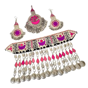 Collier traditionnel afghan Kuchi tribal avec base en tissu rose vibrant et motifs brodés à la main complexes - Product Image 6