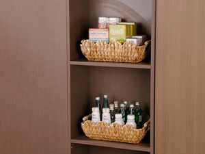 Petit panier en osier, lot de 2, panier festonné pour l'organisation et la décoration, paniers de rangement en jacinthe d'eau naturelle avec poignées en bois - Product Image 4