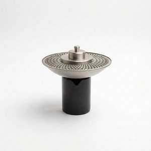 Brûleur d'encens cylindrique en résine, un bol en métal argenté avec couvercle à motif géométrique en maille permet une libération fluide de la fumée pour la maison - Product Image 4