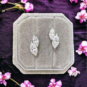 Pendientes de oro blanco macizo con dos diamantes de corte marquesa, engaste de garra, diseño de racimo doble sencillo, joyería fina y delicada - Product Image 1