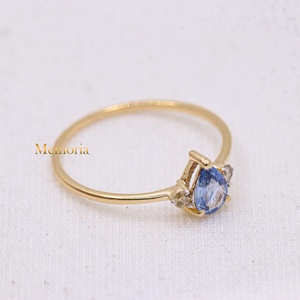 Bague de fiançailles en or jaune massif 14 carats avec saphir bleu naturel taille poire et accent de diamant, 3 pierres, Memoria Jewels, vente en gros - Product Image 5
