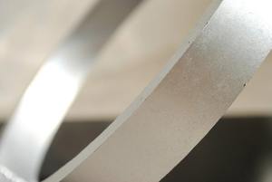 ประติมากรรมโลหะนามธรรมสมัยใหม่ ฐานสีดำเงา วงแหวนทาสี ตกแต่งโต๊ะทำงาน บ้าน สำนักงาน และล็อบบี้อย่างลงตัว จากอินเดีย - Product Image 4