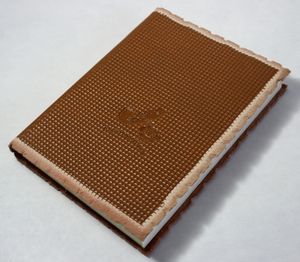 สมุดบันทึกปกหนังแพะ TC  ทำจากกระดาษรีไซเคิลฝ้ายสีน้ำตาล  แบบเย็บแข็ง  ลายปั๊มนูน  สำหรับธุรกิจ - Product Image 3