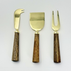 Ensemble de 3 pièces en métal doré PVD avec manche en bois pour le petit-déjeuner : couteaux à fromage et ensembles de spatules à beurre - Product Image 1