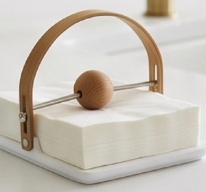 Porte-serviettes en bois nordique avec base en céramique et design boule en bois pour la décoration de table moderne et l'utilisation en cuisine - Product Image 2