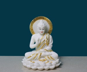 Elegante Estatua de Buda de Resina Blanca con Detalles en Dorado, Artesanía Nirmala |   Figura Decorativa Art Deco Hecha a Mano de Buda Meditando con Base de Loto para - Product Image 1