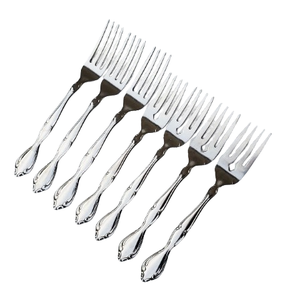 Cuchara de Metal Plateada en Acero Inoxidable con Mango Decorado con Flores, para Hoteles y Restaurantes, Marca Indian Supplies - Product Image 1