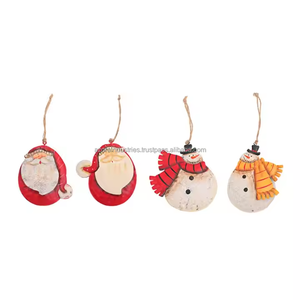 Accessoires de décoration d'arbre de Noël suspendus en forme de père Noël en métal - Product Image 5