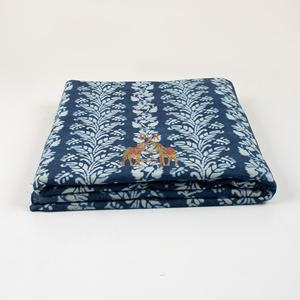 Tissu en coton bleu indigo à imprimé floral au mètre, tissu indien imprimé à la main au bloc, teinture végétale naturelle pour la couture - Product Image 4
