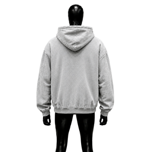 Sweat-shirt à capuche graphique argenté avec lettrage graffiti blanc en relief, texturé, coupe oversize, style streetwear, design urbain décontracté - Product Image 2