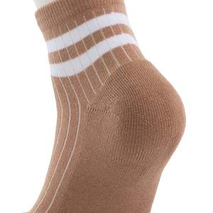 Paire de chaussettes côtelées marron clair avec détail rayé blanc, style rétro, décontractées, en coton biologique respirant - Product Image 4