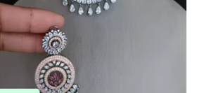 Parure Collier Ras-du-Cou et Boucles d'Oreilles en Laiton et Zircon Style Américain Tendance pour Femmes et Filles – Design Scintillant pour Mariages et Soirées - Product Image 2