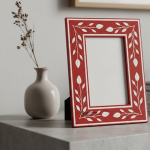 Cadre photo artisanal de luxe en os incrusté de motifs floraux rouges - Product Image 3