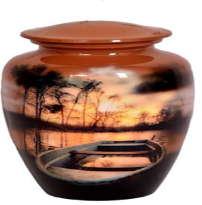 Scène apaisante de coucher de soleil sur un lac et des bateaux à rames sur une urne métallique large et lisse. Serene, disponible à prix de gros. - Product Image 1