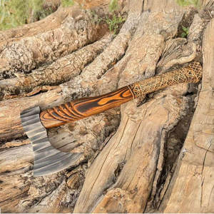 Hache Viking de qualité industrielle avec design nordique traditionnel, manche en bois sculpté, lame en acier au carbone pour le camping et la chasse en plein air - Product Image 4