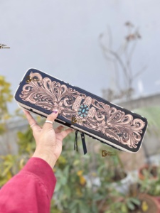 Étui de voyage en cuir repoussé résistant à la chaleur, parfait pour organiser les outils capillaires - Product Image 1