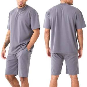 Ensemble deux pièces pour homme de haute qualité, décontracté, respirant, tricoté, personnalisable, t-shirt à manches courtes et short en coton et polyester - Product Image 1