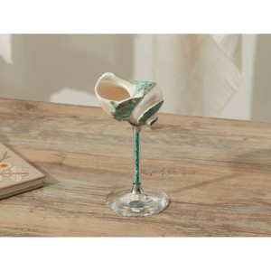 Copa de vino con diseño sofisticado de concha marina que eleva la experiencia de degustación, ideal para bodas en la playa y fiestas junto al mar. - Product Image 5