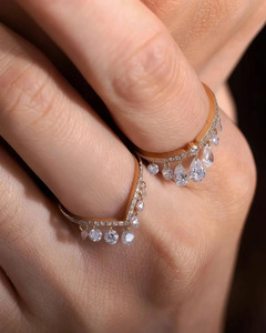 Bague en or pur 14 carats en forme de V avec franges pour femme, bague empilable avec diamant en goutte, diamant de laboratoire rond percé, bague superposée en chevron avec pendentif - Product Image 3